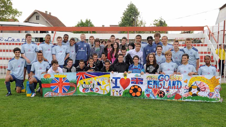 England U17s meet Serbian school children.